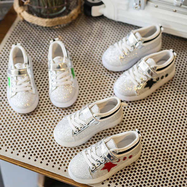 Παιδικά αθλητικά παπούτσια για κορίτσια με διακόσμηση και λουράκια βελκρό