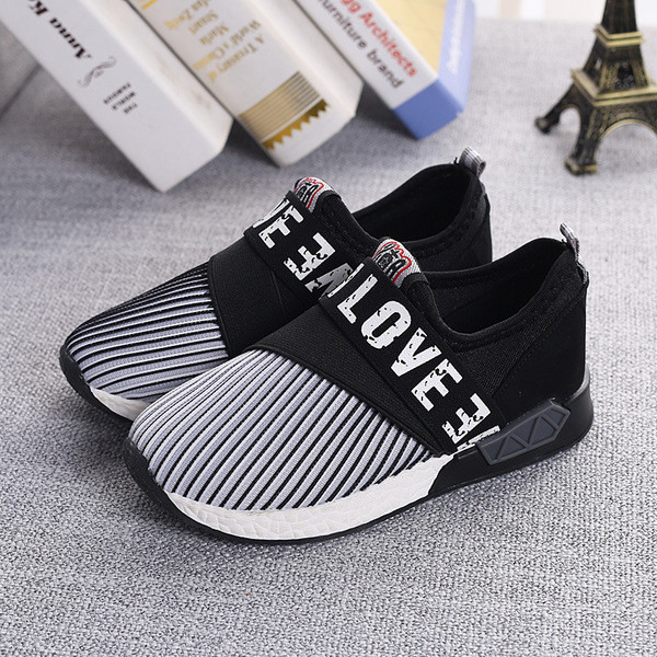 Стилни маратонки за момчета в три цвята с надпис