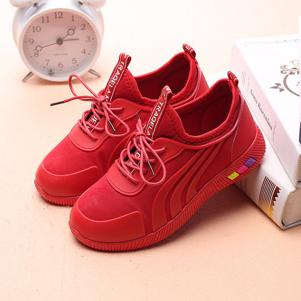 Красиви спортни маратонки за момчета и момичета в син, червен и черен цвят