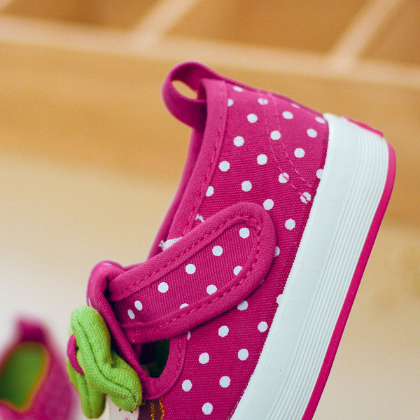 Ежедневни сладки обувки за момичета на точки с лепенки и панделка