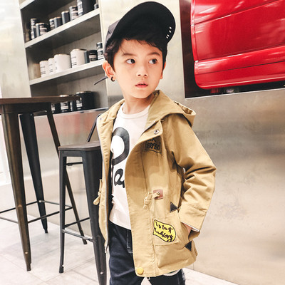 Παιδικό μπουφάν για το φθινόπωρο για αγόρια με κουκούλα και εφαρμογές σε τρία χρώματα