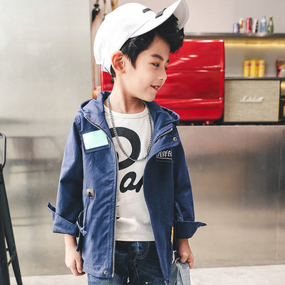 Παιδικό μπουφάν για το φθινόπωρο για αγόρια με κουκούλα και εφαρμογές σε τρία χρώματα