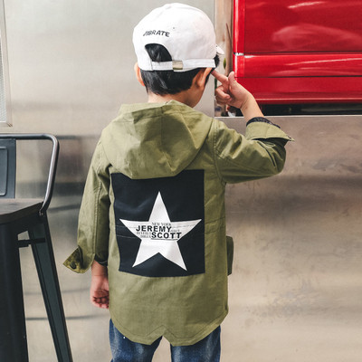 Παιδικό μπουφάν για το φθινόπωρο για αγόρια με κουκούλα και εφαρμογές σε τρία χρώματα