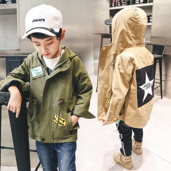 Παιδικό μπουφάν για το φθινόπωρο για αγόρια με κουκούλα και εφαρμογές σε τρία χρώματα