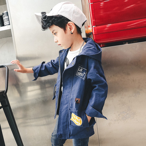 Παιδικό μπουφάν για το φθινόπωρο για αγόρια με κουκούλα και εφαρμογές σε τρία χρώματα