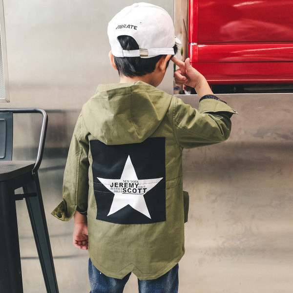 Παιδικό μπουφάν για το φθινόπωρο για αγόρια με κουκούλα και εφαρμογές σε τρία χρώματα