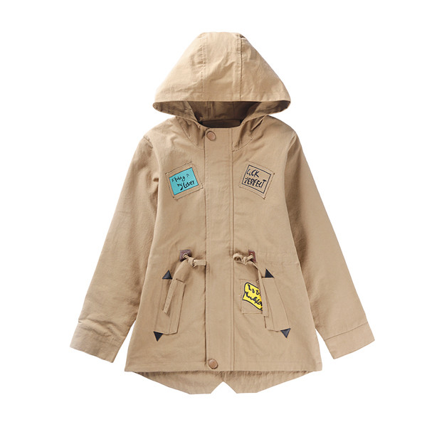 Παιδικό μπουφάν για το φθινόπωρο για αγόρια με κουκούλα και εφαρμογές σε τρία χρώματα
