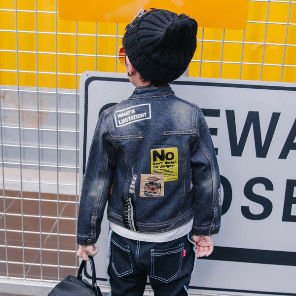 Κομψό παιδικό μπουφάν για αγόρια με φερμουάρ και τελειώματα σε σκούρο χρώμα