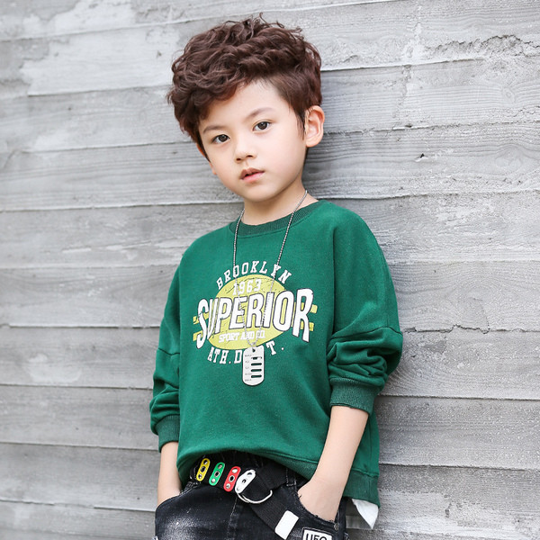 Γλυκιά παιδική μπλούζα για  αγόρια σε πορτοκαλί και πράσινο χρώμα με μια επιγραφή 