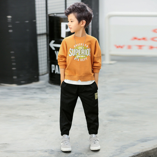 Γλυκιά παιδική μπλούζα για  αγόρια σε πορτοκαλί και πράσινο χρώμα με μια επιγραφή 