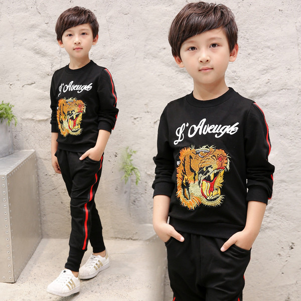 Красив детски комплект за момчета в черен цвят с изображение на блузата