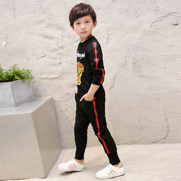 Красив детски комплект за момчета в черен цвят с изображение на блузата