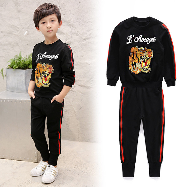 Красив детски комплект за момчета в черен цвят с изображение на блузата