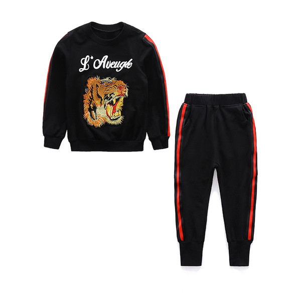 Красив детски комплект за момчета в черен цвят с изображение на блузата