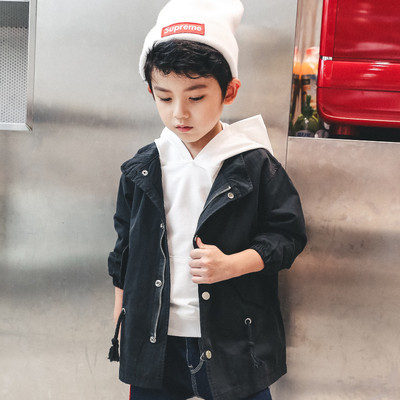 Μακρύ φθινοπωρινό μπουφάν για αγόρια με μια επιγραφή στην πλάτη σε μαύρο και πορτοκαλί χρώμα