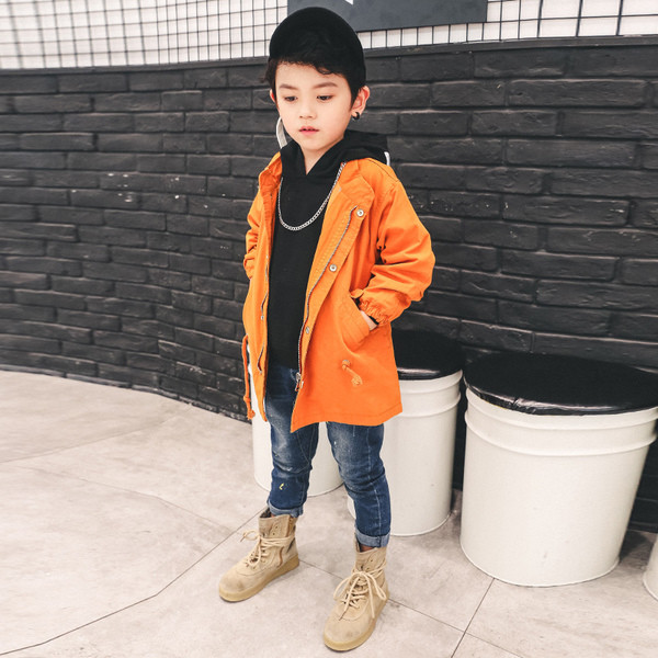 Μακρύ  φθινοπωρινό μπουφάν  για αγόρια με μια επιγραφή στην πλάτη σε μαύρο και πορτοκαλί χρώμα 