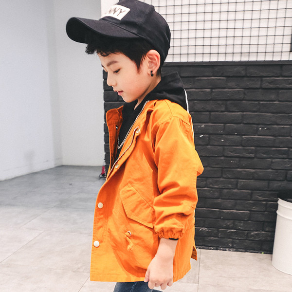 Μακρύ  φθινοπωρινό μπουφάν  για αγόρια με μια επιγραφή στην πλάτη σε μαύρο και πορτοκαλί χρώμα 