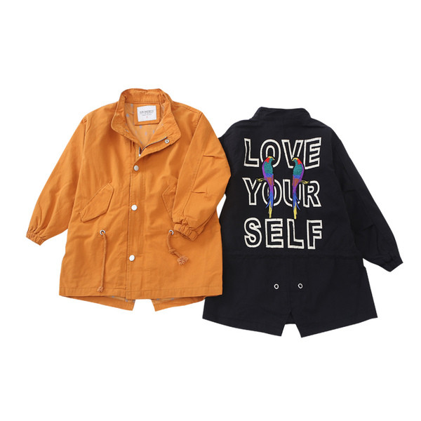 Μακρύ  φθινοπωρινό μπουφάν  για αγόρια με μια επιγραφή στην πλάτη σε μαύρο και πορτοκαλί χρώμα 