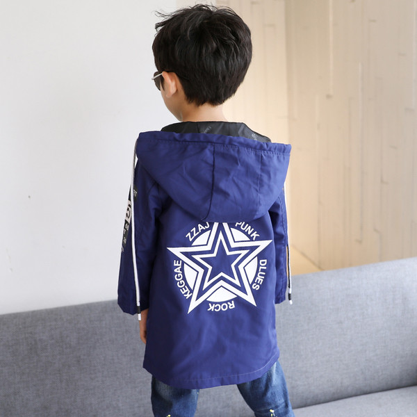 Μακρύ  φθινπωρινόμπουφάν για  αγόρια με κουκούλα και απλικέ στην πλάτη σε δύο χρώματα