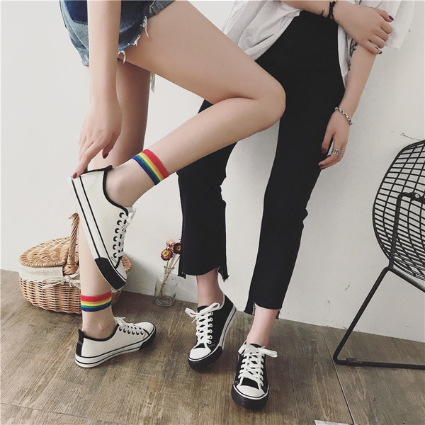 Κομψά αθλητικά γυναικεία παπούτσια σε τρία χρώματα κατάλληλα για την καθημερινή ζωή