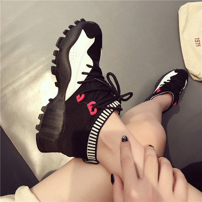 Спортни маратонки за дамите в два цвята, подходящи за туризъм