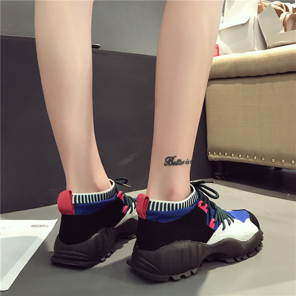 Спортни маратонки за дамите в два цвята, подходящи за туризъм