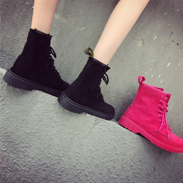 Спортно-елегантни дамски боти с устойчива подметка в черен и цикламен цвят