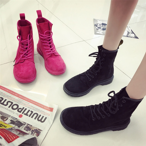 Спортно-елегантни дамски боти с устойчива подметка в черен и цикламен цвят