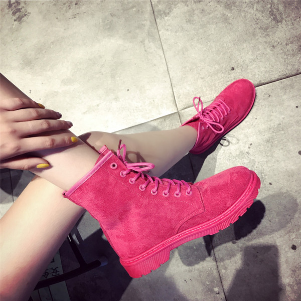 Спортно-елегантни дамски боти с устойчива подметка в черен и цикламен цвят