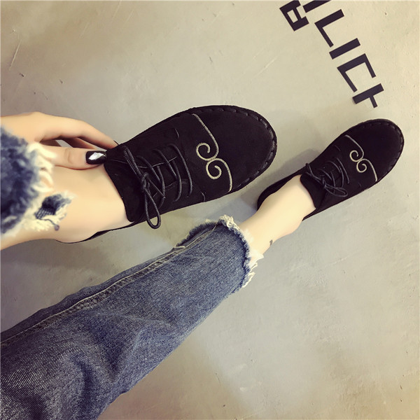 Ρετρό γυναικεία υποδήματα σε πράσινο και μαύρο χρώμα κατάλληλα για κάθε περίπτωση 