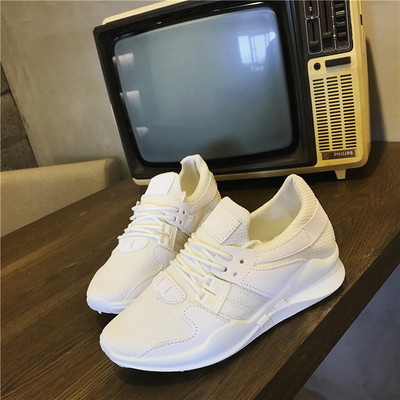 Όμορφα αθλητικά γυναικεία παπούτσια με ένα πολύ άνετη σόλα και ελαστικά κορδόνια