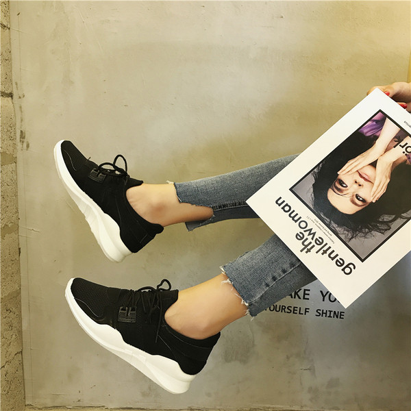 Όμορφα αθλητικά γυναικεία παπούτσια  με ένα πολύ άνετη σόλα  και ελαστικά κορδόνια