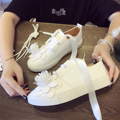 Стилни есенни дамски кецове с флорална декорация в бял цвят