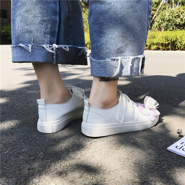 Стилни есенни дамски кецове с флорална декорация в бял цвят