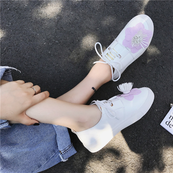 Стилни есенни дамски кецове с флорална декорация в бял цвят