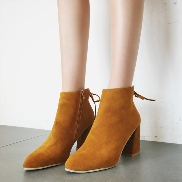 Стилни ретро дамски заострени боти с дебел ток и връзки на глезена