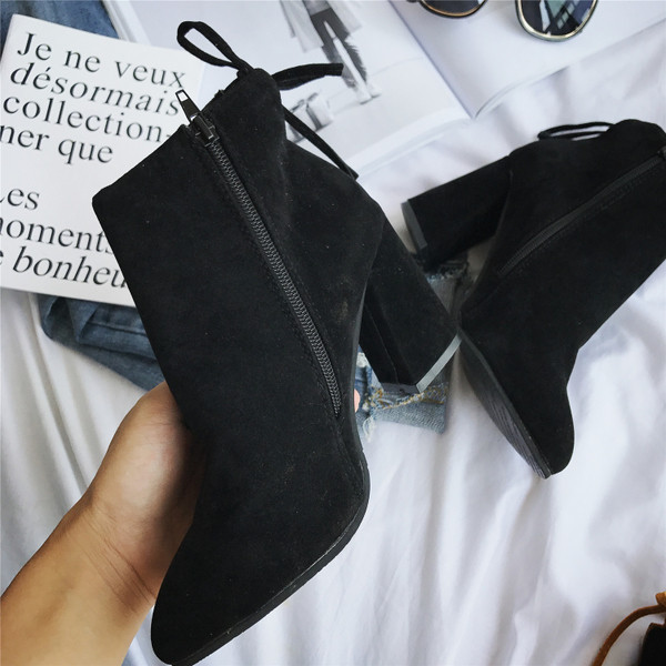 Стилни ретро дамски заострени боти с дебел ток и връзки на глезена