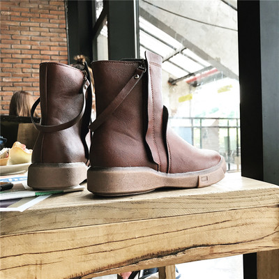 Много стилни дамски ежедневни боти с равна подметка