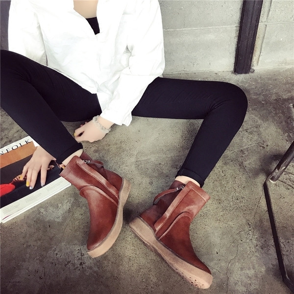 Много стилни дамски ежедневни боти с равна подметка