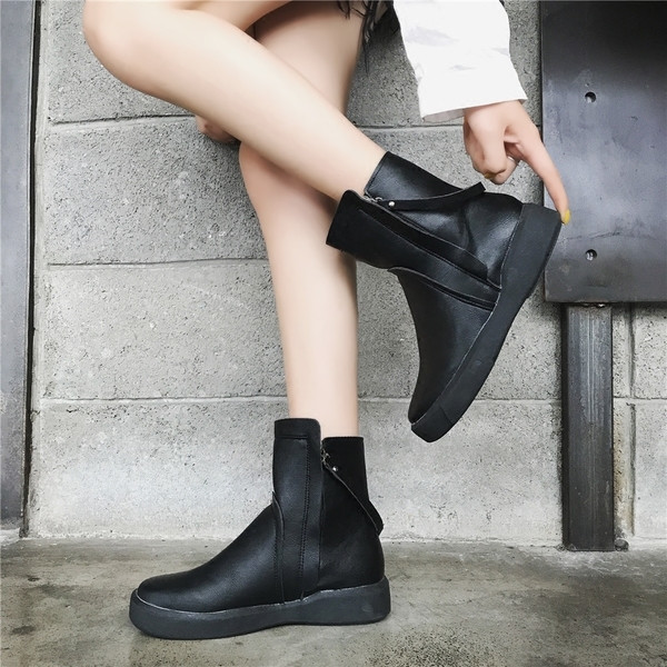 Много стилни дамски ежедневни боти с равна подметка