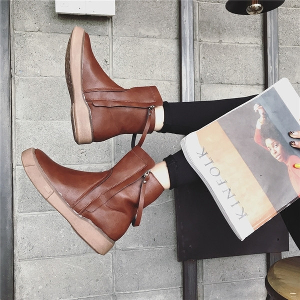 Много стилни дамски ежедневни боти с равна подметка