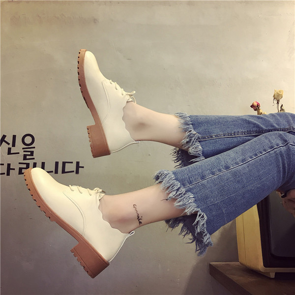 Ежедневни дамски обувки на лек ток с връзки в светъл и тъмен вариант