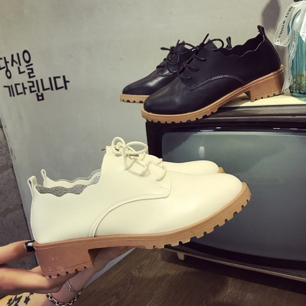 Ежедневни дамски обувки на лек ток с връзки в светъл и тъмен вариант