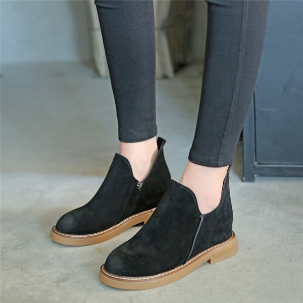 Μοντέρνες κομψές  γυναικείες μπότες σουέτ 