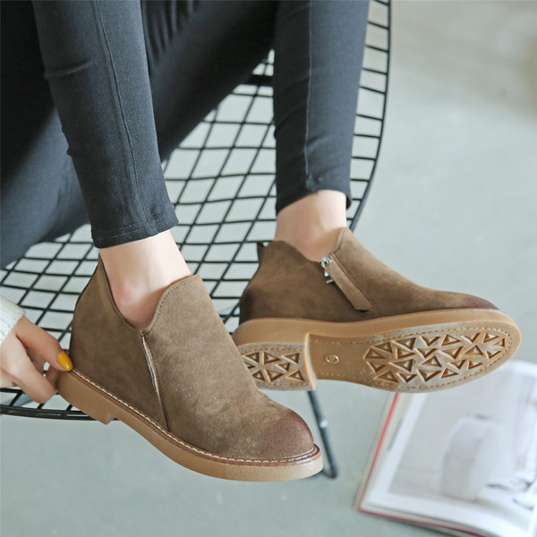 Μοντέρνες κομψές  γυναικείες μπότες σουέτ 