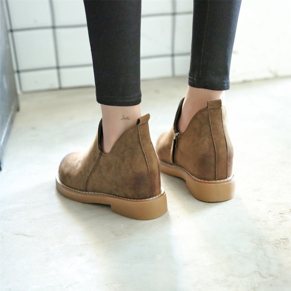 Μοντέρνες κομψές  γυναικείες μπότες σουέτ 