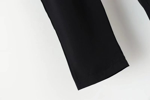 Μεγάλο γυναικείο μαύρο παντελόνιι κατάλληλο για κάθε περίσταση με μια ενδιαφέρουσα κορδέλα