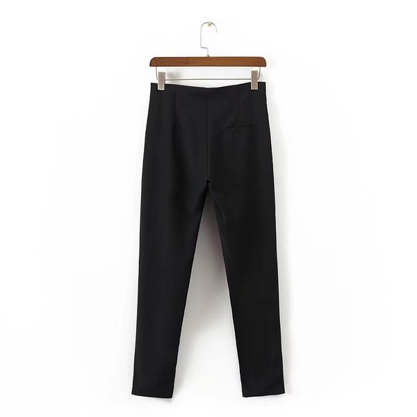 Μεγάλο γυναικείο μαύρο παντελόνιι κατάλληλο για κάθε περίσταση με μια ενδιαφέρουσα κορδέλα