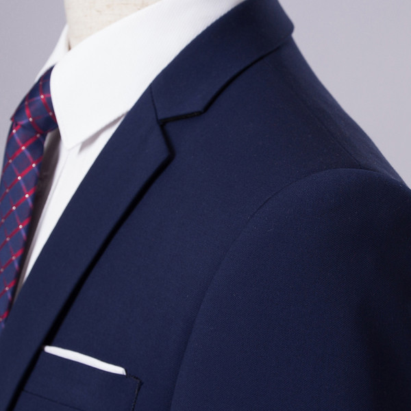 Стилен официален мъжки костюм за различни поводи