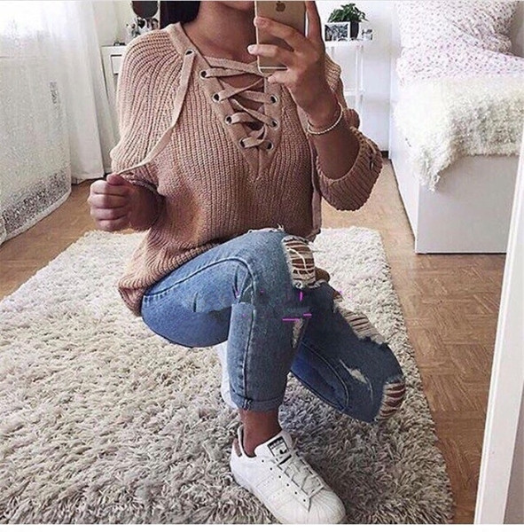 Καθημερινο γυναικείο πουλόβερ με κολάρο σε σχήμα V και πολύ κομψούς δεσμούς